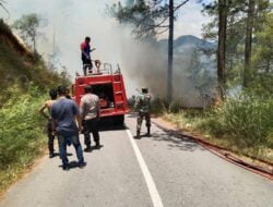 Lima Unit Damkar Beserta Personil Polsek Dan Koramil Bandar Ikut Melakukan Pemadaman Kebakaran Lahan