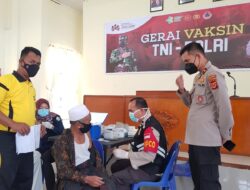 Waka Polres Bener Meriah Kompol Risnan, Dampingi Ayah Angkat Jokowi Saat Vaksin Ke 2.