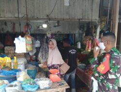 Anggota Koramil 02/Ktm Kodim 0103/Aceh Utara Turun kepasar Tradisional, Babinsa Himbau Warga untuk Tetap Patuhi Prokes.
