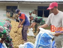 Antisipasi Bahaya Banjir, Babinsa dan Masyarakat Gotong Royong Bangun Tanggul