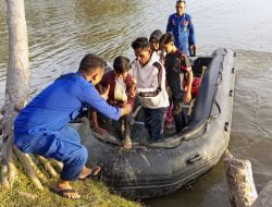 Bantu Masyarakat Menyeberang Sungai Polres Simeulue Menggunakan Perahu Karet Satpolairud