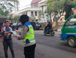 Polwan Polres Subang Gencar Lakukan Patroli Imbauan Prokes dan Bagikan Masker