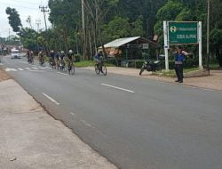 Dilintasi Atlet Sepeda Balap Untuk Seagames Ke-33 di Vietnam, Kapolsek Cipeundeuy Amankan Jalur Yang Dilalui