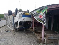 Satu Unit Truk Alami Kecelakaan Tunggal di Bale Redelong mengenai Rumah Warga dan Pejalan Kaki
