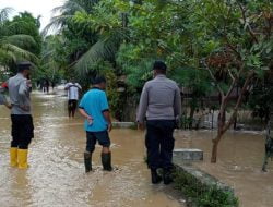 Kapolsek Nisam Bersama Personel Pantau Desa Terdampak Banjir
