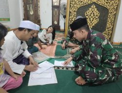 Anggota Satgas Yonif 144/JY Tunaikan bayar Zakat fitrah di masjid perbatasan