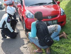 Personel Sat Lantas Polres Subang Bantu Pemudik Alami Ban Bocor di Tol Cipali Subang