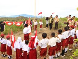 Menyambut HUT RI Ke 77, SD Negeri 12 Namlea Lakukan Kegiatan upacara Pengibaran 100 Bendera Di Gunung Walembuti desa Karang Jaya namlea