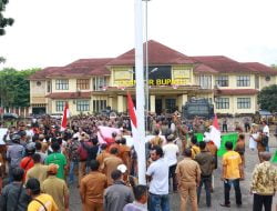 Polres Lampung Timur Amankan Aksi Unjuk Rasa Aparatur Desa