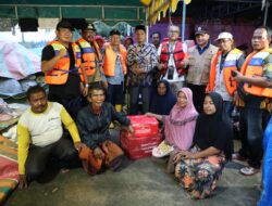 Kadis PUPR Aceh Utara Dampingi Pj Bupati Antar Bantuan Untuk Ratusan Pengungsi Yang Terisolir