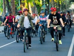 Sambil Bersepeda, Presiden Jokowi Cek Penataan Kota Medan